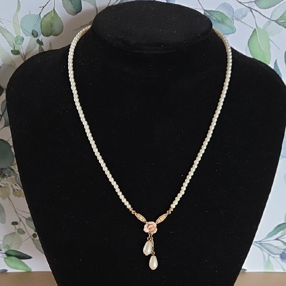 Elegant 1928 Pearl Necklace with Gold Accents